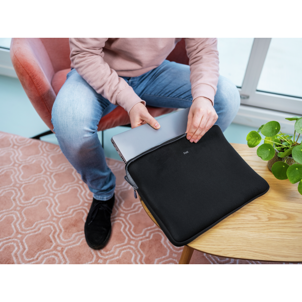 Funda De Portatil 15.6" Trust Primo Sleeve- Para Portatiles De 15.6" - Color Negro 21248