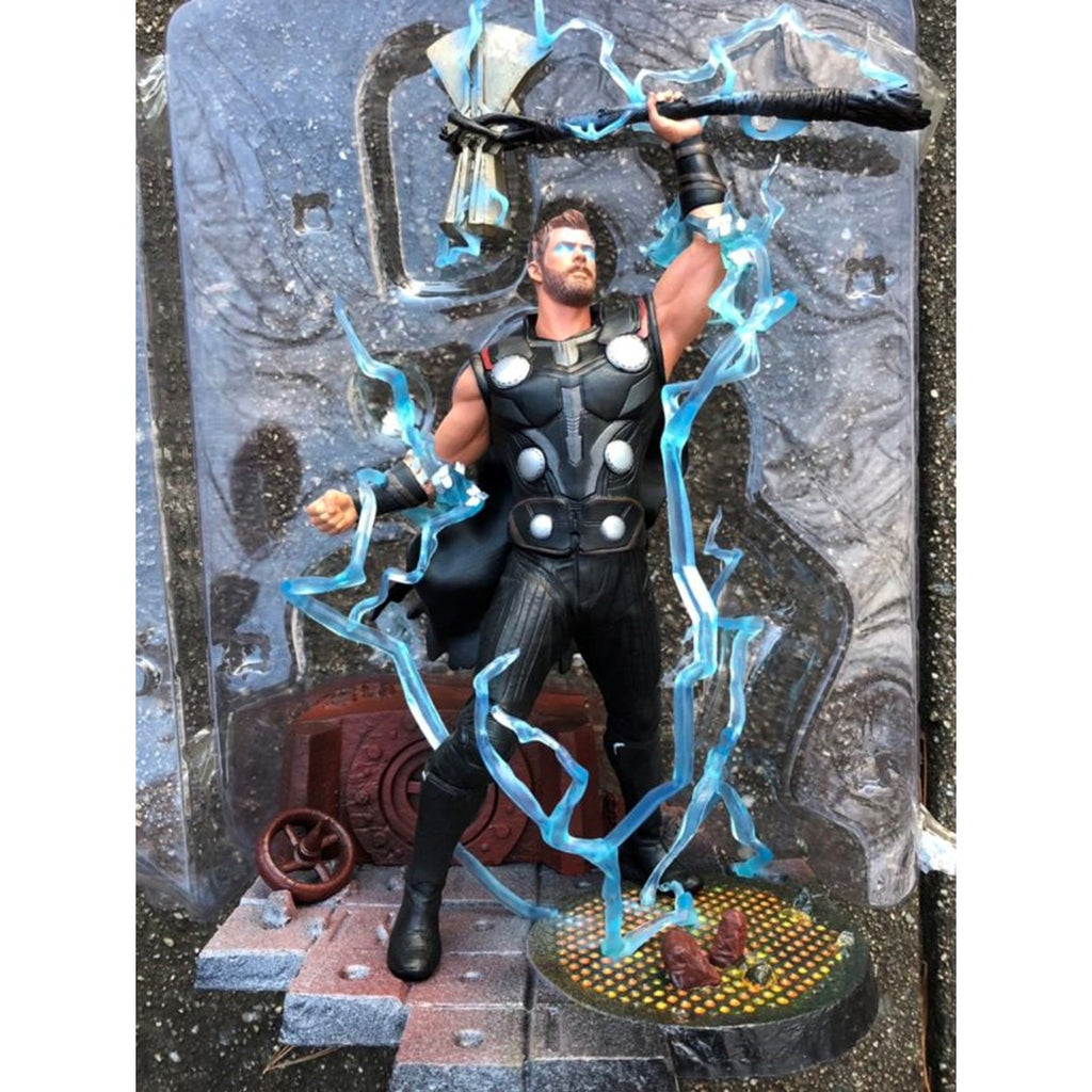 Figura Diamond Select Toys Marvel Avengers 3 Thor Con Stormbreaker