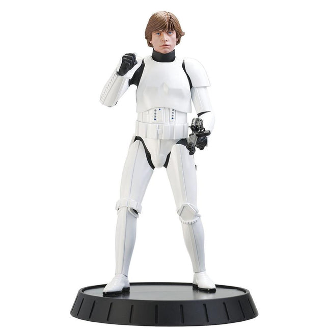 Figura Diamond Collection Star Wars: Una Nueva Esperanza Luke Con Traje De Stormtrooper 30.5cm Hover Image