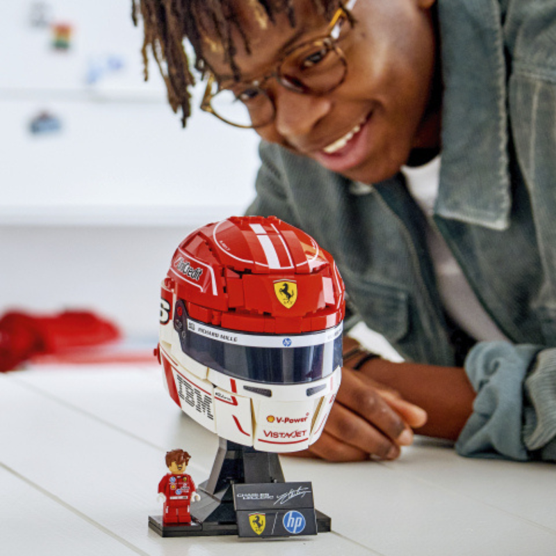 Lego editions - scuderia ferrari hp: casco de charles leclerc