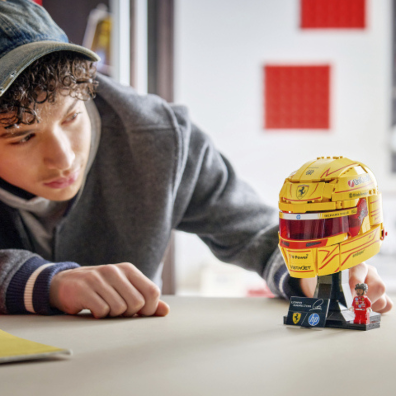 Lego editions - scuderia ferrari hp: casco de lewis hamilton